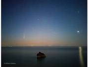 Η φωτογραφία είναι τραβηγμένη από την παραλία της Κουτσουπιάς. Στο κέντρο και αριστερά ο κομήτης, δεξιά η Αφροδίτη και ενδιάμεσα η λευκή γραμμή ανήκει στον Διεθνή Διαστημικό Σταθμό