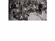 Ελληνικά στρατεύματα συγκεντρωμένα στην Κεντρική πλατεία της Λάρισας δύο ημέρες πριν την κατάληψή της από τους Τούρκους (Απρίλιος 1897). Φωτογραφία των Underwood et Underwood, éditeurs de vues stéréoscopiques a Londres et a New York. Αρχείο Φωτοθήκης Λάρισας.