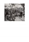 Ελληνικά στρατεύματα συγκεντρωμένα στην Κεντρική πλατεία της Λάρισας δύο ημέρες πριν την κατάληψή της από τους Τούρκους (Απρίλιος 1897). Φωτογραφία των Underwood et Underwood, éditeurs de vues stéréoscopiques a Londres et a New York. Αρχείο Φωτοθήκης Λάρισας.