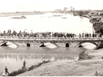 Η γέφυρα του Πηνειού όπως ήταν περίπου το 1883. Φωτογραφία του Δημητρίου Μιχαηλίδη από το φωτογραφικό λεύκωμα «Souvenir de Thessalie».