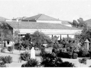 Το καφενείο «Ο Παράδεισος» στην ανατολική πλευρά της Κεντρικής πλατείας (γωνία Μ. Αλεξάνδρου  και Κούμα). Λεπτομέρεια από επιστολικό δελτάριο του Ιωάννη Κουμουνδούρου. 1935 περίπου.