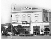 Το μέγαρο του Νικολάου Καρανίκα, στη δυτική πλευρά της Κεντρικής πλατείας Θέμιδος. Λεπτομέρεια φωτογραφίας του Φραγκούλη Καλουτά. Περίπου 1915