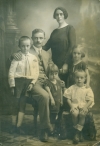 Ο Γεώργιος Θ. Δημητρίου σε ηλικία 38 ετών, με τη σύζυγό του Χρυσούλα και τα παιδιά τους (από αριστερά): Αχιλλέα, Βασιλική, Γεωργία και Θεόδωρο. Τα άλλα δύο παιδιά (Άννα και Εριφύλη) δεν είχαν ακόμα γεννηθεί. Φωτογράφος: Γεράσιμος Δαφνόπουλος (Λάρισα, 6 Σεπτεμβρίου 1924). Αρχείο Αλέξανδρου Χ. Γρηγορίου.