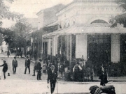 Η οδός Ακροπόλεως (Παπαναστασίου) και στη γωνία το Παντοπωλείο του Ξεφτέρη. Προπολεμική φωτογραφία από τη Συλλογή του Αντώνη Γαλερίδη