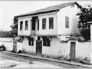 Η οικία Γερολυμάτου. Από τα μοναδικά, αν όχι το μοναδικό, δείγματα της παραδοσιακής αρχιτεκτονικής της εποχής της τουρκοκρατίας. Μεταπολεμική φωτογραφία του1946