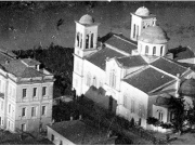 Το τριώροφο αρχοντικό του Ιωάννου Βελλίδη αριστερά.  Απέναντί του ο προπολεμικός ναός του Αγ. Αχιλλίου. Φωτογραφία του 1929.
