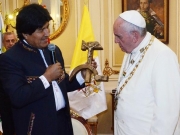 Ο Μοράλες δώρισε στον Πάπα σταυρό - σφυροδρέπανο