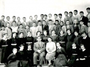 Η ΣΤ’ τάξη του οκταταξίου Γυμνασίου του Λυκείου Μπόκαρη, του σχολικού έτους 1953-54. Καθισμένοι ο λυκειάρχης Ιάκωβος Μπόκαρης και η φιλόλογος Δήμητρα Κωνσταντίνου-Βασίλα, εν μέσω μαθητών και μαθητριών. Μάιος 1954. Αρχείο Γρηγορίου Γώγου