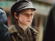 Ο ήρωας του μυθιστορήματος  του Ντίκενς έκλεβε για να ζήσει. Όπως και ο 19χρονος άστεγος  που ζει με τον ίδιο τρόπο  στη Λάρισα. Στη φωτογραφία  η κινηματογραφική εκδοχή  του έργου, από τον Ρομάν  Πολάνσκι, με τον Μπάρνει Κλαρκ στον ρόλο του Όλιβερ Τουίστ.