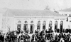 Τα καταστήματα του Κωνσταντίνου Μανεσιώτη στην Κεντρική πλατεία της Λάρισας (1900).  © Φωτογραφικό Αρχείο Λαογραφικού Μουσείου Λάρισας