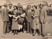 Μια ιστορική φωτογραφία από το αρχείο του Λαρισαίου δικηγόρου Γιάννη Ρεμπάκη. 1950. Στο στρατιωτικό αεροδρόμιο της Λάρισας, Λαρισαίοι υποδέχονται την τραγουδίστρια της νίκης και του έπους του ’40. Η Σοφία Βέμπο έρχεται στη θεσσαλική πρωτεύουσα στο πλαίσιο μουσικής εκδήλωσης στο κινηματοθέατρο «Ορφέας». Πίσω από τη Βέμπο διακρίνονται οι ιδιοκτήτες του «Ορφέα», Γεώργιος Ρεμπάκης (ο ψηλός) και Χρήστος Δροσόπουλος (με τα μαύρα γυαλιά). Διακρίνονται ακόμη ο Μίμης Τραϊφόρος και τα αδέλφια της Γιώργος και Αλίκη