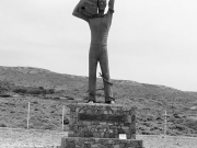 Μνημείο για τους  αγωνιστές - δεσμώτες της Μακρονήσου από την Πανελλήνια Ένωση Κρατουμένων Αγωνιστών Μακρονήσου το οποίο φιλοτέχνησε ο αρχιτέκτων-γλύπτης Γρηγ. Ριζόπουλος