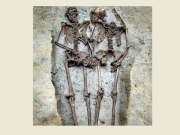 Το σκελετικό αυτό τρυφερό τετ-α-τετ, είναι ηλικίας 1500 ετών. Το ζευγάρι πέθανε και θάφτηκε μαζί (άνδρας και γυναίκα κρατούνται χέρι-χέρι και αρχικά τα πρόσωπά τους κοιτούσαν το ένα το άλλο) κάπου ανάμεσα στον 5ο και 6ο αι. μ.Χ., στην κεντρική-βόρεια Ιταλία.