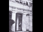Μέρος της πρόσοψης του αρχοντικού του Αχιλλέα Αστεριάδη επί της οδού Ασκληπιού, όταν λειτουργούσε ως κατάστημα ΤΤΤ (Ταχυδρομείο-Τηλεγραφείο-Τηλεφωνείο). Στον εξώστη υπάλληλοι. Περί το 1935. Από το οικογενειακό αρχείο του Τέλη Παπουτσή.