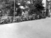 Φάλαγγα από γερμανικά στρατιωτικά οχήματα σταθμευμένα επί της οδού Κούμα,  στο ύψος του κατεστραμμένου ήδη από τους σεισμούς Δικαστικού Μεγάρου.  Απρίλιος 1941. Αρχείο Φωτοθήκης Λάρισας.