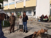 Ο Γιώργος Ζιαζιάς με την κόρη του Κατερίνα και μια τρόφιμο του Γηροκομείου, το περασμένο Πάσχα (2014).