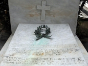 Ο τάφος του Κωνσταντίνου Κούμα στο Παλαιό Κοιμητήριο Λάρισας και το δημοσίευμα της «Ε», της 11ης Ιανουαρίου του 1966 για την ανακομιδή και ταφή των λειψάνων του