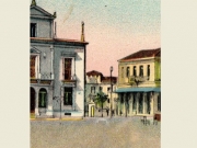 Η οικία του Ιωάννη Χολέβα το 1910 μεταξύ του κτιρίου της Εθνικής Τράπεζας (αριστερά) και του ξενοδοχείου «Όλυμπος» (δεξιά). Στη θέση της αναγέρθηκε το 1932 το υποκατάστημα της Τράπεζας της Ελλάδος. Λεπτομέρεια από καρτ-ποστάλ του Στέφανου Στουρνάρα. © Αρχείο Νικολάου Παπαθεοδώρου