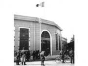 Το σημερινό κτίριο της Τράπεζας της Ελλάδος, κατά την κατοχή  ήταν Διοικητήριο των Ιταλών. Παρά την παρουσία της ιταλικής σημαίας,  η επιγραφή της Τράπεζας έχει διατηρηθεί. Συλλογή Βύρωνα Μήτου 