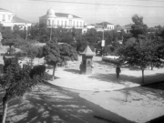 Η Κεντρική πλατεία (Θέμιδος) όπως είχε διαμορφωθεί το 1930 από τη δημοτική αρχή του Μιχαήλ Σάπκα. Φωτογραφία του Παντελή Γκίνη. Περίπου 1935. Αρχείο Φωτοθήκης Λάρισας