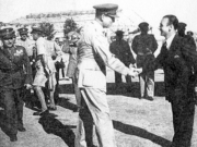 Ο φωτογράφος Γεώργιος Βαλσάμης (1911-1998) ανταλλάσσει θερμή χειραψία με τον βασιλιά Παύλο σε μια επίσκεψη του τελευταίου στη Λάρισα. Αριστερά διακρίνεται ο στρατάρχης Αλέξανδρος Παπάγος.