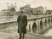 Λάρισα, 10 Ιανουαρίου 1940.  Ο Γεώργιος Θ. Δημητρίου  μπροστά από τη γέφυρα του Πηνειού.  Φωτό: Κ. Ρούμσον (Κωνσταντίνος Ρουμσανίδης).  © Αρχείο Αλέξανδρου Χ. Γρηγορίου (Λάρισα).