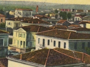 Φωτογραφία του κεντρικού τομέα της Λάρισας στην περιοχή της οδού Αχιλλέως (Παναγούλη) όπως ήταν το 1910. Λεπτομέρεια φωτογραφίας Στεφ. Στουρνάρα. Αρχείο Φωτοθήκης Λάρισας