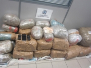 Οι 31 συσκευασίες με τα 66,6 κιλά που κατέσχεσε  το Τμήμα Δίωξης Ναρκωτικών Λάρισας στο αυτοκίνητο του 41χρονου