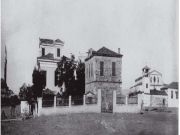 Άποψη της δυτικής πλευράς του Λόφου της Ακρόπολης, όπως ήταν κατά  τα τελευταία χρόνια του 19ου αιώνα. Φωτογραφία από το λεύκωμα «Λάρισα.  Εικόνες του χθες» των Τάκη Τλούπα και Νικολάου Νάκου, σελ. 66.
