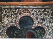 Λεπτομέρεια από τη διακόσμηση του δεσποτικού θρόνου του μητροπολίτου Λαρίσης  Διονυσίου Δ’ Μουσελίμη, ο οποίος υπήρχε στον ναό του Αγίου Ιωάννου στον Τύρναβο
