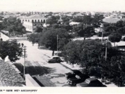 Η αρχή της οδού Μ. Αλεξάνδρου και το νοτιοανατολικό τμήμα της Κεντρικής πλατείας Β΄ Σώματος Στρατού. Επιστολικό δελτάριο Μίμη Γεντέκου. Αρχές δεκαετίας 1950. Αρχείο Φωτοθήκης Λάρισας