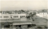 Το κτίριο του Δ’ Δημοτικού Σχολείου και η γύρω περιοχή, όπως φαίνεται από την ταράτσα του Γυμνασίου Αρρένων. Αρχές δεκαετίας 1930. Συλλογή Αντώνη Γαλερίδη