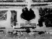 Η περιοχή του Θεσσαλικού Σιδηροδρομικού Σταθμού από αέρος. Στη στρόγγυλη πλατεία εμπρός από το κτίριο του Σταθμού και στο αλσάκι δεξιά βρίσκονταν τα εξοχικά κέντρα της περιοχής. Ιταλική αναγνωριστική αεροφωτογραφία την άνοιξη του 1941. Αρχείο Φωτοθήκης Λάρισας
