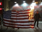 Μέλη του ΚΚΕ έκαψαν τη σημαία των ΗΠΑ