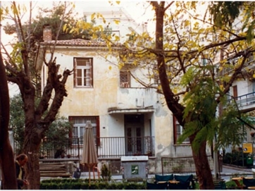 Η κατοικία της οικογένειας Παναγιώτη (Τάκη) Κουκουτάρα  επί της οδού Ηλιοδώρου, στην Τρίγωνη πλατεία, λίγο πριν κατεδαφιστεί  για την ανέγερση πολυώροφης οικοδομής.