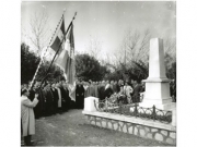 Μέλη εργατικών σωματείων της Λάρισας με τις σημαίες τους καταθέτουν  στεφάνι στο παλιό κολοβωμένο Ηρώο του Αλκαζάρ. Μεταπολεμική φωτογραφία της περιόδου 1955-57, από το αρχείο του Αντώνη Γαλερίδη. 