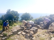 * ΕΝΤΥΠΩΣΙΑΚΟ είναι το ενδιαφέρον που δείχνουν αρχαιολόγοι από την Ελλάδα, αλλά και το εξωτερικό, για τις ανασκαφές στο κάστρο της Βελίκας. Ανά διαστήματα ανταποκρίνονται ακόμη και εθελοντικά για να βοηθήσουν και αφιερώνονται με ζήλο στη δουλειά τους. Στη φωτογραφία είναι πέντε αρχαιολόγοι, μεταπτυχιακοί φοιτητές που εργάζονται εθελοντικά υπό την εποπτεία του καθηγητή Πασχάλη Ανδρούδη στις εργασίες καθαρισμού, στους πύργους της βόρειας πλευράς, που εκτελεί η Εφορεία Αρχαιοτήτων Λάρισας. Λ.Κ. 
