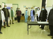 Το ιατρικό και νοσηλευτικό προσωπικό στην πρεμιέρα των εμβολιασμών  στα Φάρσαλα με τον δήμαρχο Φαρσάλων, Μάκη Εσκίογλου, και τους αντιδημάρχους
