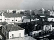 Αποψη του κεντρικού τομέα της Λάρισας από ψηλά. Αριστερά η οδός Κούμα,  κάτω η οδός Ρούσβελτ. 1954-55. Αρχείο Αντώνη Γαλερίδη