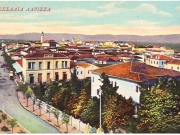 Λάρισα. Η οδός Μακεδονίας (Βενιζέλου) και δεξιά το κτίριο των Ανακτόρων. Χρωμολιθόγραφη φωτογραφία του Στέφανου Στουρνάρα. 1910 περίπου. Αρχείο Φωτοθήκης Λάρισας