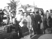 Κλιμάκιο του Ε.Ε. Σ. Λαρίσης παραδίδει δέματα σε κρατούμενους, μπροστά από το κτίριο  εφοδιασμού του Στρατοπέδου Κρατουμένων. Αρχείο Φωτοθήκης Λάρισας