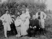 Ολόκληρη η οικογένεια Χαροκόπου με μέλη του οικιακού προσωπικού, στην αυλή του πύργου τους στη Γιάννουλη. Φωτογραφία προ του 1911