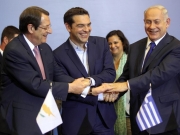 Οι ηγέτες Ελλάδας, Κύπρου και Ισραήλ σε τριπλή χειραψία, στη διάρκεια της χθεσινής διάσκεψης.