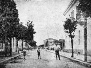 Η σημερινή οδός Παναγούλη (Στεφάνοβικ όπως ονομαζόταν κάποια περίοδο), η οποία ταλαιπωρήθηκε από πολλαπλές αλλαγές της ονομασίας της μέσα σε 100 χρόνια. Φωτογραφία από διαφημιστικό προεκλογικό φυλλάδιο του δημάρχου Μιχ. Σάπκα. 1933