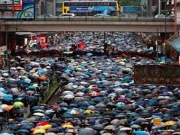 «Θάλασσα» διαδηλωτών με πολύχρωμες ομπρέλες