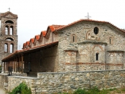 Ο Ιερός Ναός Παναγίας Αγιάς  με την αξιοσημείωτη κυματοειδή απόληξη της στέγης