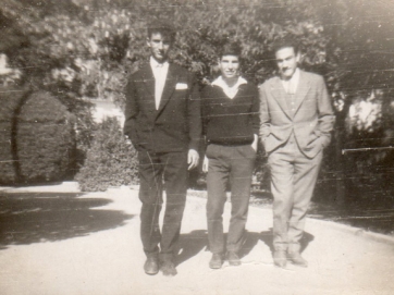 Μάιος του 1961 στο Αλκαζάρ, οι φίλοι Κων. Ζέβλας, Δημ. Παπαγιαννακόπουλος και Θεοφ. Καΐπης.