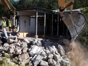Συνεργείο του Υπουργείου Περιβάλλοντος  και Ενέργειας κατεδαφίζει αυθαίρετα  σε ρέμα στη Μάνδρα Αττικής
