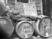Ο Μήτσος Μπαρμπούτης ξαπλωμένος πάνω στα βαρέλια, απολαμβάνει το κρασί των βαρελιών του. Φωτογραφία των πρώτων χρόνων του στη Λάρισα, ίσως στο πρώτο του κατάστημα. 1925; Από το οικογενειακό αρχείο του Νικολάου Μπαρμπούτη