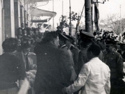 Η εξόριστη βασίλισσα της Αλβανίας Geraldine στην είσοδο του ξενοδοχείου &quot;Ολύμπιον&quot;, μεταφερόμενη με φορείο από άνδρες της βασιλικής φρουράς, συνοδεία αστυνομικών και παρουσία πολλών περίεργων κατοίκων της Λάρισας. Απρίλιος του 1939. Αρχείο Αντώνη Γαλερίδη